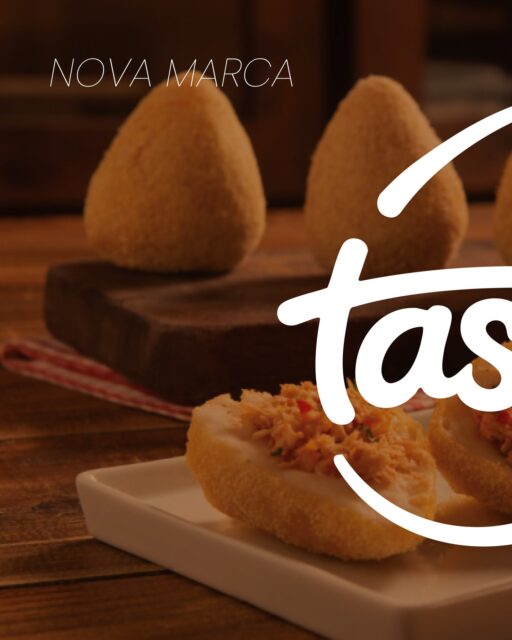 TASTY · Identidade Visual

A Tasty nasceu a partir de um símbolo simples e profundamente brasileiro: a coxinha.
Mais do que um produto, ela representa afeto, pausa, memória e sabor compartilhado.

O logotipo foi desenvolvido com base em formas orgânicas e arredondadas, inspiradas na massa e no acabamento da coxinha.

O nome se concentra no interior da forma, assim como o recheio, reforçando a ideia de que o sabor está no centro da experiência.

A tipografia manuscrita traz o conceito de feito à mão, cuidado artesanal e proximidade humana.

O “sorriso” no traço final traduz a sensação que o produto entrega: conforto, prazer e leveza.

As cores escolhidas conectam apetite, simplicidade e aconchego, dialogando diretamente com o dourado característico do produto e com o universo gastronômico.

Resultado:
Uma marca simples, memorável e acolhedora, que comunica sabor antes mesmo da primeira mordida.

Tasty: A pausa mais saborosa do seu dia!

#IdentidadeVisual
#Branding
#DesignDeMarca